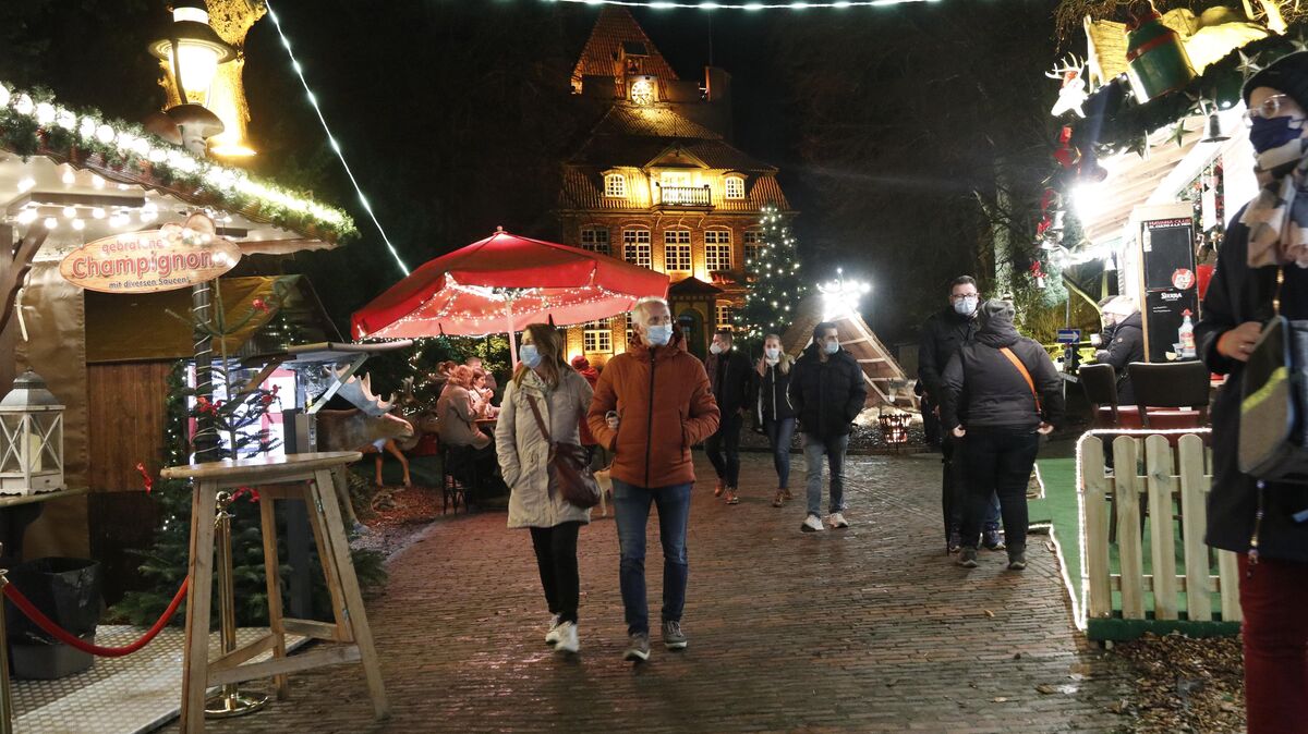 Auf Weihnachtsmärkten in Niedersachsen (hier eine Aufnahme vom Markt am Cuxhavener Schloss Ritzebüttel) gilt seit Mittwoch die "2G+"-Regel. Foto: Koppe