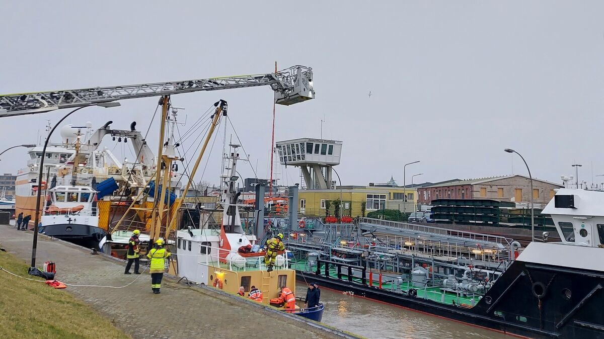 Mit einem Höhenrettungssatz wurde der verletzte Decksmann in einer Trage vom Kutter geborgen. Foto: Fischer