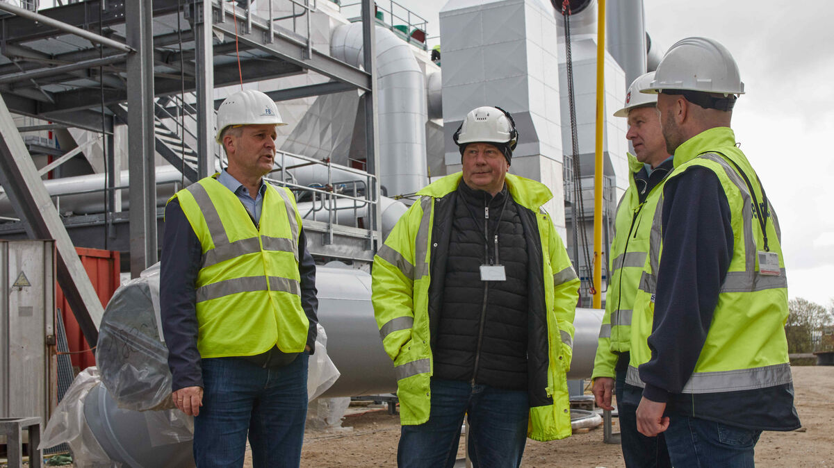 Holzheizkraftwerk-Projektierer Frank Berghorn und Bauleiter Hanke von Döhlen im Gespräch mit den Besuchern vom Staatlichen Gewerbeaufsichtsamt. Foto: Koppe