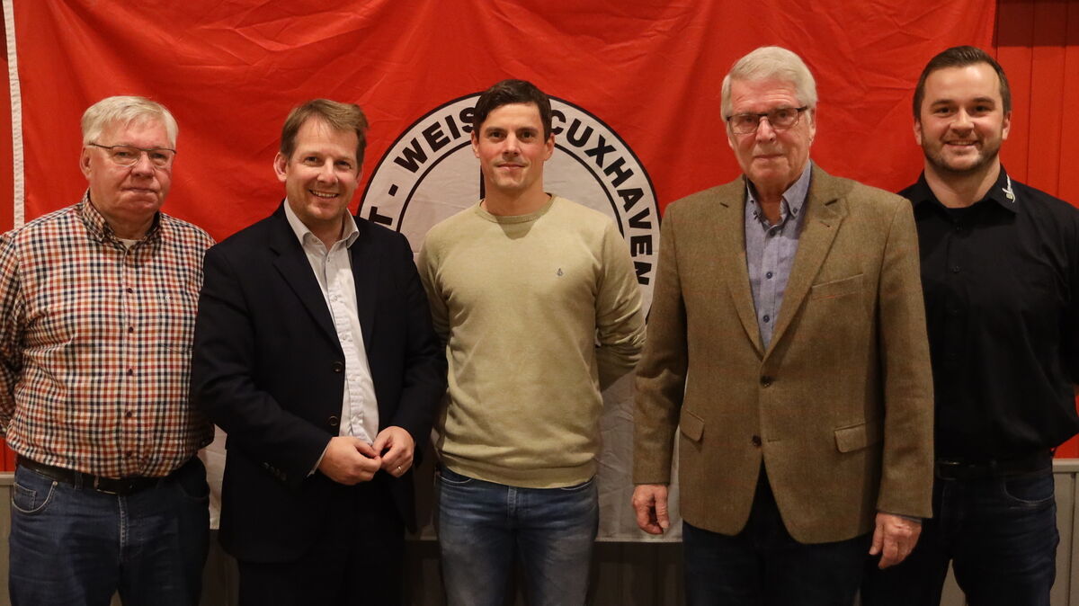 Freuen sich auf eine erfolgreiche Zusammenarbeit bei Rot-Weiss (v.l.): Michael Okatz (stellv. Vorsitzender Rot-Weiss), Thiemo Röhler (Vorsitzender des Fördervereins), Lars Uder (neuer Trainer), Bernd Köpcke (Vorsitzender Rot-Weiss) und Marc Tietjen (Teammanager). Foto: Unruh