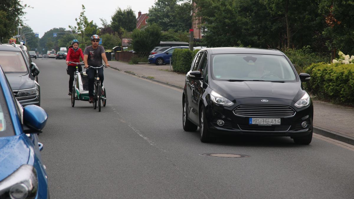 Radler scheren hinter parkenden Autos aus und werden von einem Pkw von hinten überholt: Diese und ähnliche Manöver ereignen sich tagtäglich mehrmals auf der dicht befahrenen Nordheimstraße in Cuxhaven-Sahlenburg. Foto: Potschka