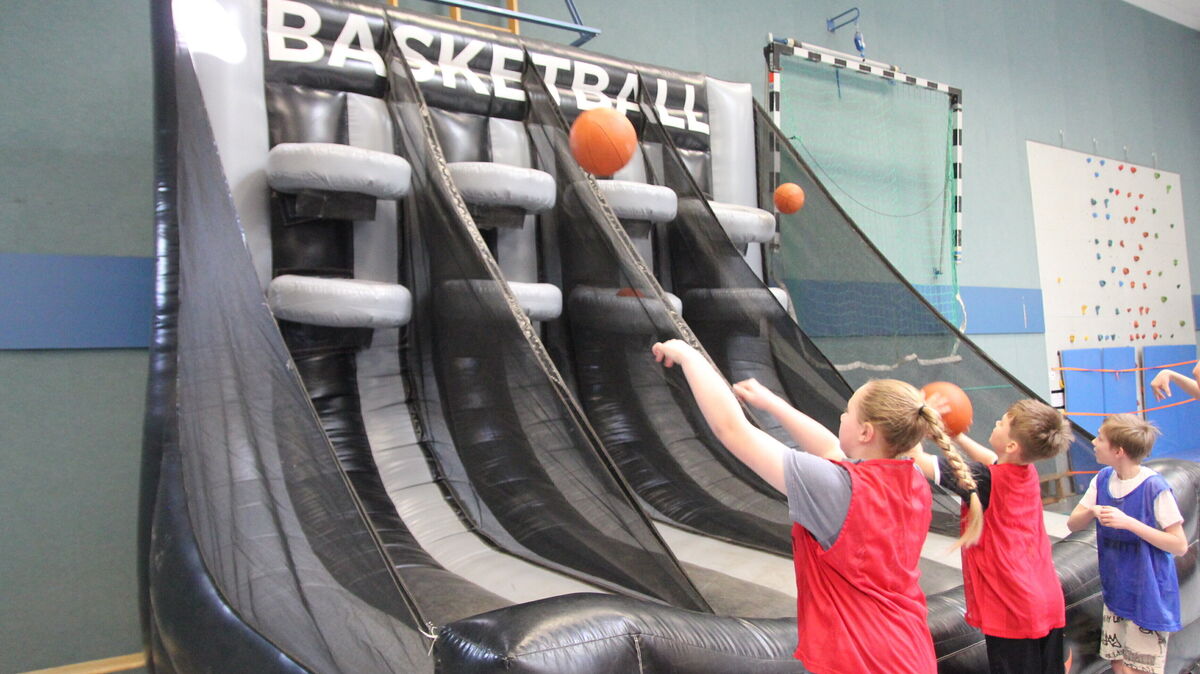 Beim Basketball galt es natürlich, den Ball in einem der Ziele zu versenken. Foto: Arno Grewe
