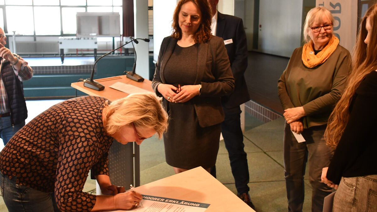 Bereits am Freitag nutzten zahlreiche Bürgerinnen und Bürger die Möglichkeit, ihre Unterschrift unter die "Hemmoorer Erklärung" zu setzen. Foto: Egbert Schröder