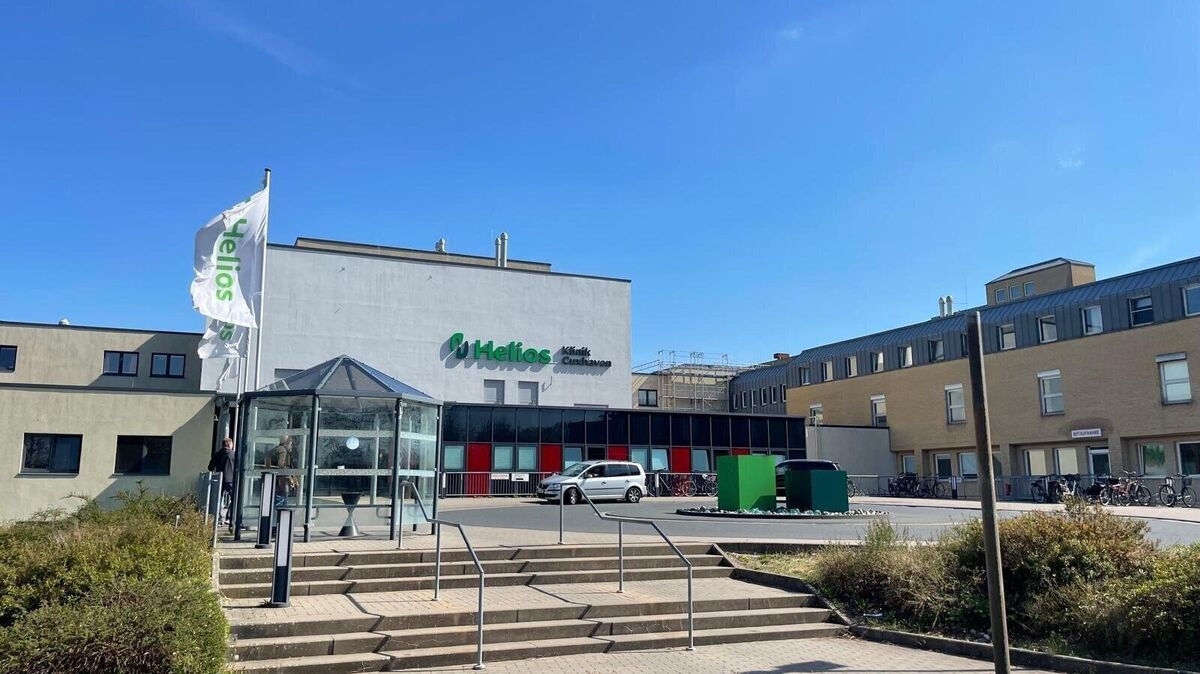 Die Helios-Klinik in Cuxhaven. In der Notfallaufnahme soll eine Patientin zehneinhalb Stunden gewartet haben. Foto: Kramp