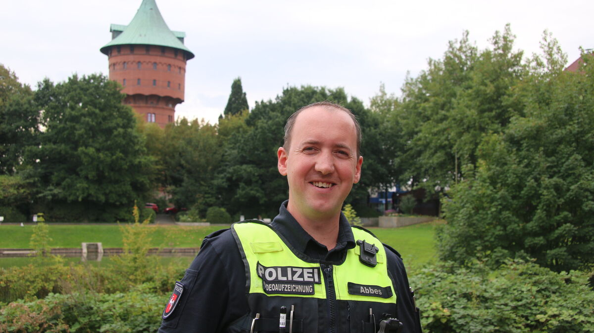 Polizeikommissar Jan Abbes vor dem Cuxhavener Wasserturm – ein Mann, der hinter der Uniform Mensch bleibt. Foto: Potschka