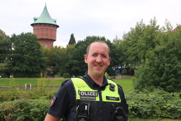 Härte und Menschlichkeit: Wie der Cuxhavener Polizist Jan Abbes mit Attacken umgeht