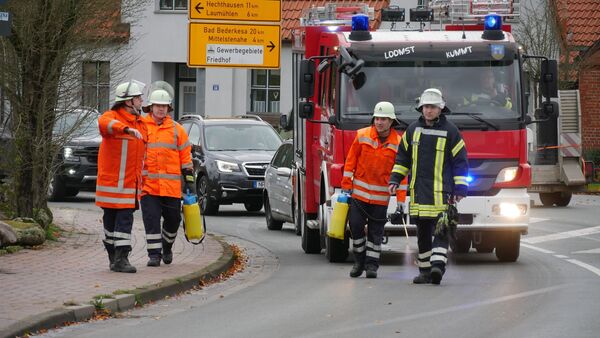 Ölspur auf der B495 in Lamstedt: Feuerwehr entfernt ausgelaufene Betriebsstoffe