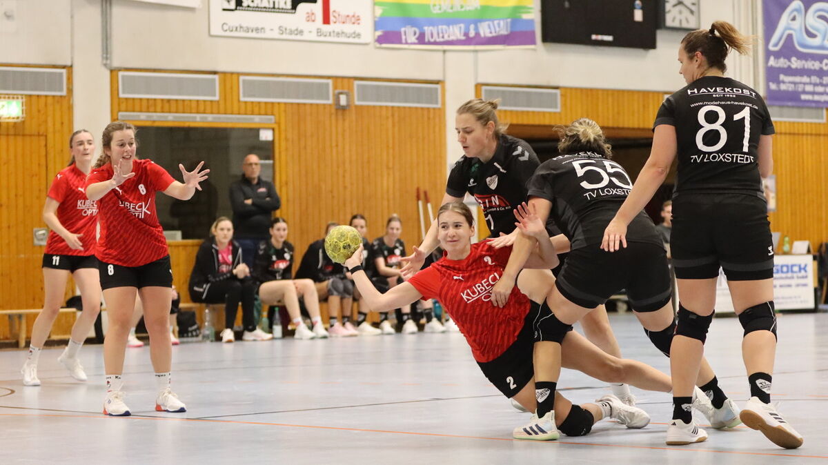 Die Altenwalder Frauen um Rückraumspielerin Laura Kühne taten sich schwer im Angriff. Foto: Unruh