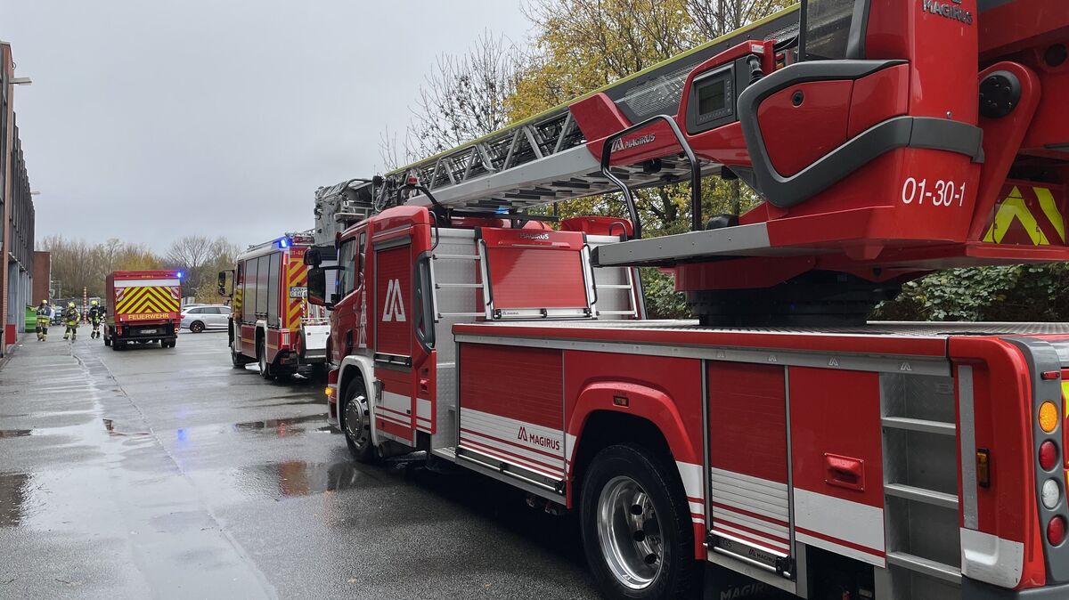 Kräfte der Berufsfeuerwehr Cuxhaven rückten an, nachdem die automatische Brandmeldeanlage im Marktkauf-Komplex ausgelöst hatte. Foto: Lütt