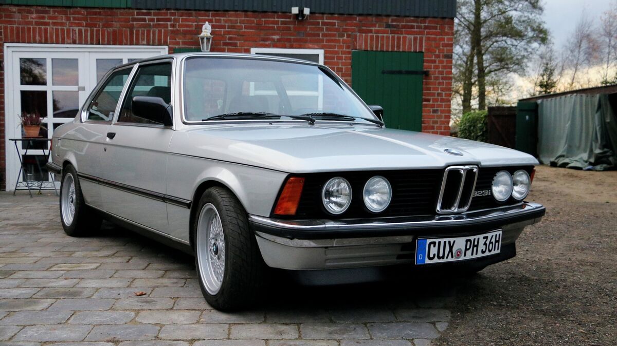 Ein silberner BMW 323i von 1982, liebevoll gepflegt und bereit für Fahrten durch die Region. Foto: May