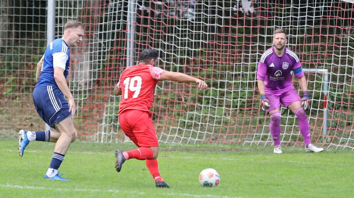 Jan-Philip Denker im Tor des TSV Hollen-Nord war ein sicherer Rückhalt beim 3:0-Sieg im Topspiel gegen Spitzenreiter Duhner SC. Foto: Unruh