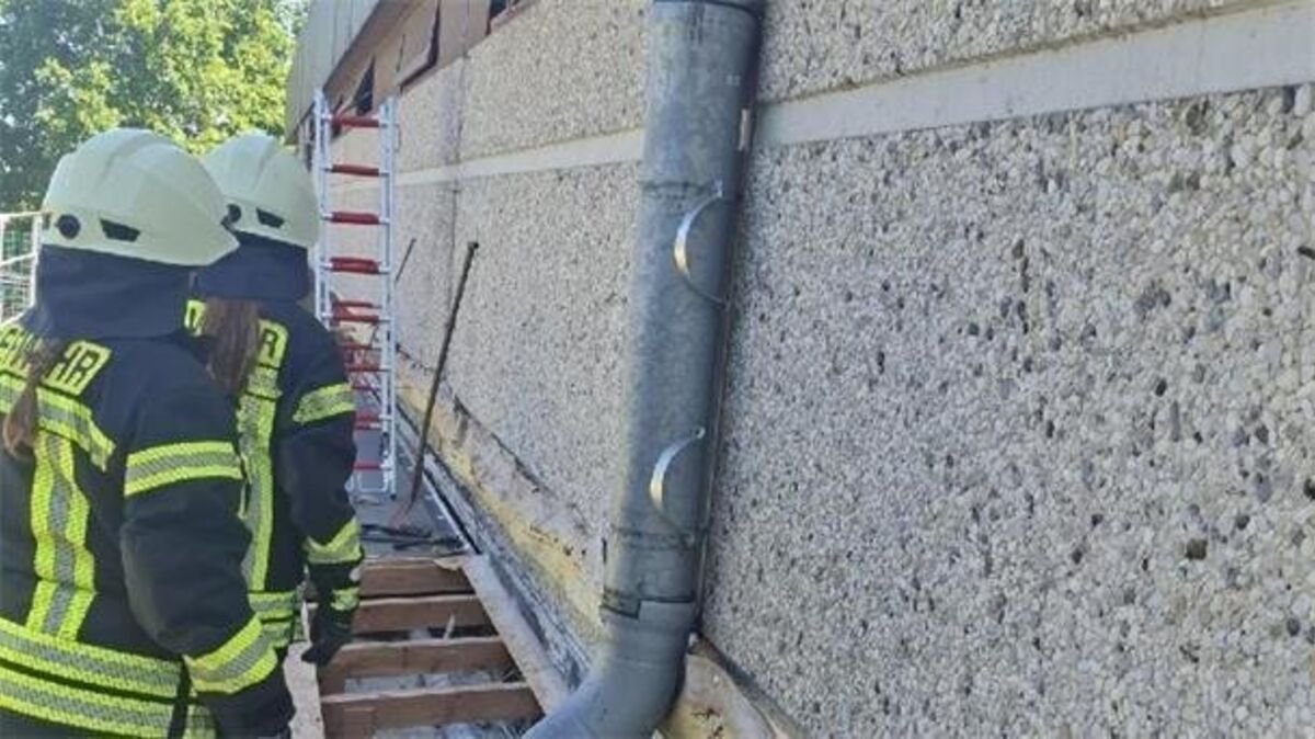 Feuerwehrleute kontrollieren die Brandstelle am Dach der Sporthalle in Bad Bederkesa. Foto: Landkreis Cuxhaven