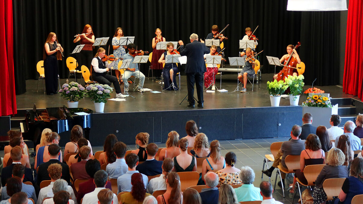Die feierliche Entlassung der Abiturientinnen und Abiturienten am Gymnasium Otterndorf wurde vom Schulorchester unter Leitung von Ludwig Hoefer musikalisch umrahmt. Foto: Tonn