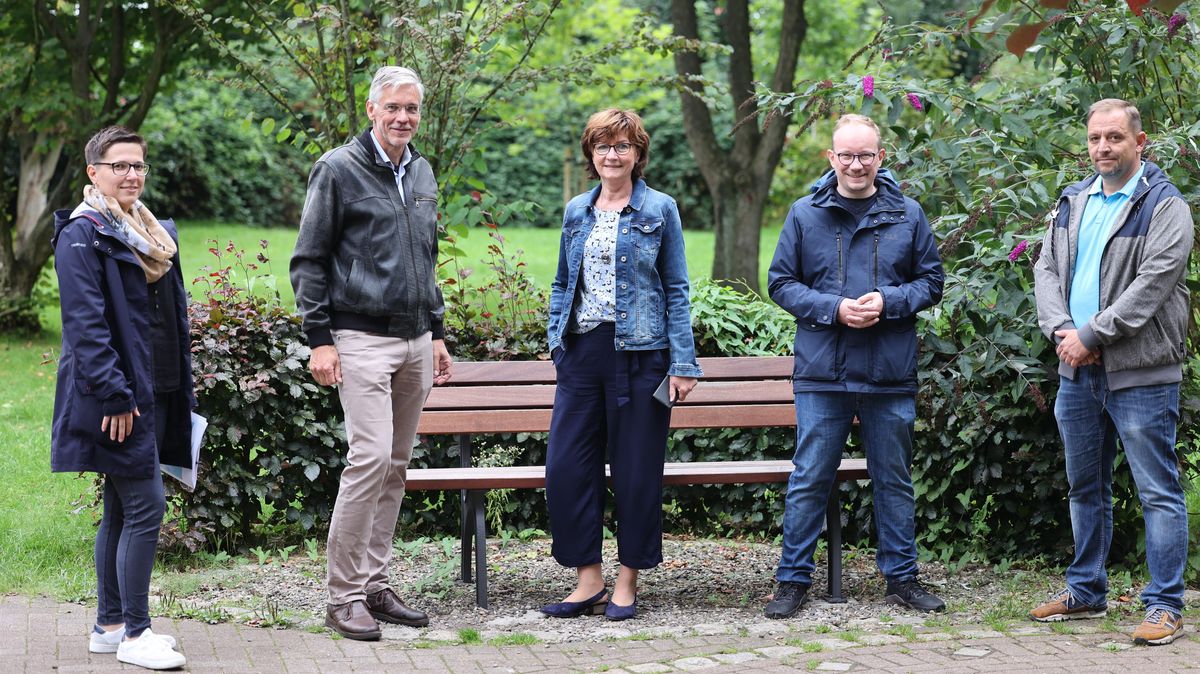 Ortstermin im Hemmoorer Stadtpark im Stadtteil Basbeck, in dessen Nachbarschaft die neue Kindertagesstätte der Lebenshilfe entstehen soll. V.l. Severin Pramor vom Bereich Jugend und Soziales der Verwaltung, Samtgemeindebürgermeister Dirk Brauer, Bärbel Tiedemann, Geschäftsführerein der Lebenshilfe Land Hadeln, Hemmoors Bürgermeister Lasse Weritz und Bauamtsleiter Sören Raap. Foto: Rohde