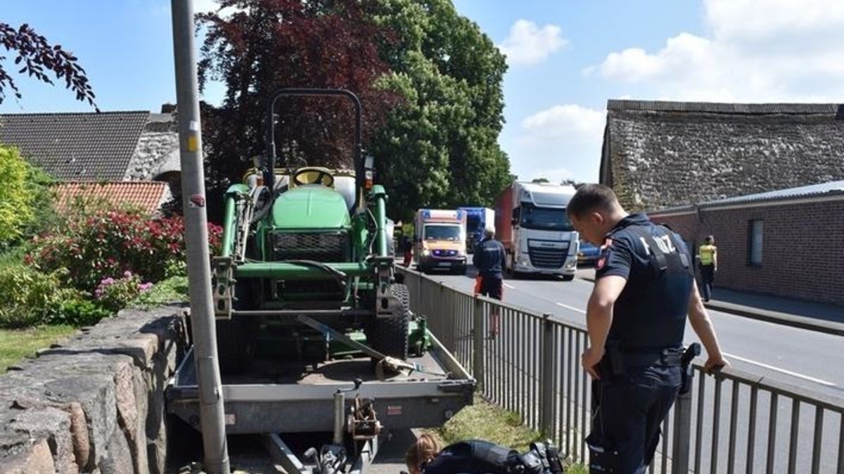 Polizeibeamte an der Unfallstelle: Der Anhänger erfasste die 55-Jährige auf dem Fußweg an der Cuxhavener Straße in Buxtehude-Neukloster. Foto: Vasel