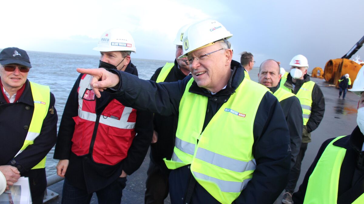 Auf dem Terminal von Blue Water BREB in Cuxhaven ließ sich SPD-Ministerpräsident Stephan Weil (vorne) die Erweiterungspläne für den Hafen und den Offshore-Umschlag erläutern. Ziel von NPorts ist es, möglichst schnell drei weitere Liegeplätze von insgesamt rund 1,3 Kilometern Länge zu bauen. Foto: Sassen