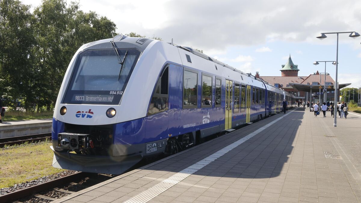 In den Farben des Streckebbetreibers EVB präsentiert sich der Wasserstoffzug, der am gestrigen Nachmittag am Endhaltepunkt Cuxhaven wartete. Ein Prototyp, der 2018 auf der Strecke nach Bremerhaven eine Jungfernfahrt absolvierte, war noch azurblau gestrichen gewesen. Foto: Koppe