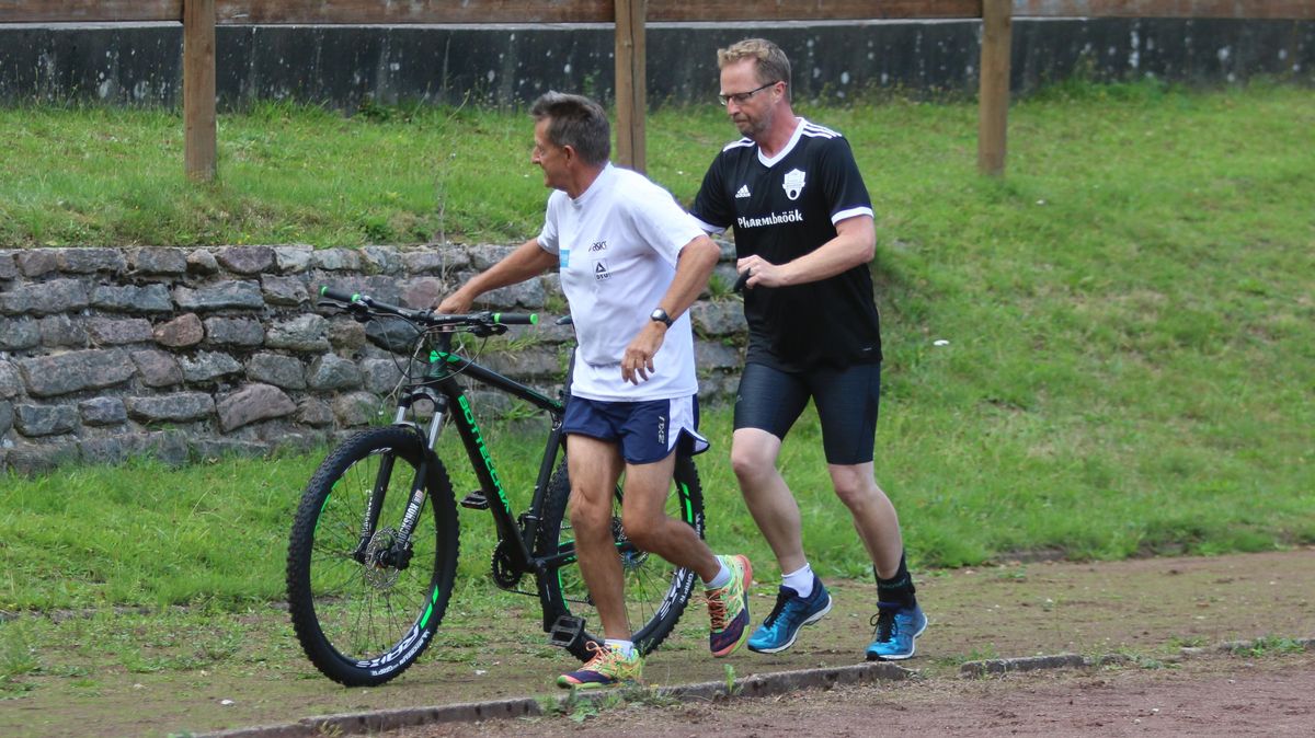 Triathlon-Trainer Heino Grewe-Ibert (l.) und Sportredakteur Frank Lütt beim Koppeltraining, bei dem sie sich mit dem Radfahren alle 50 Meter abwechselten.