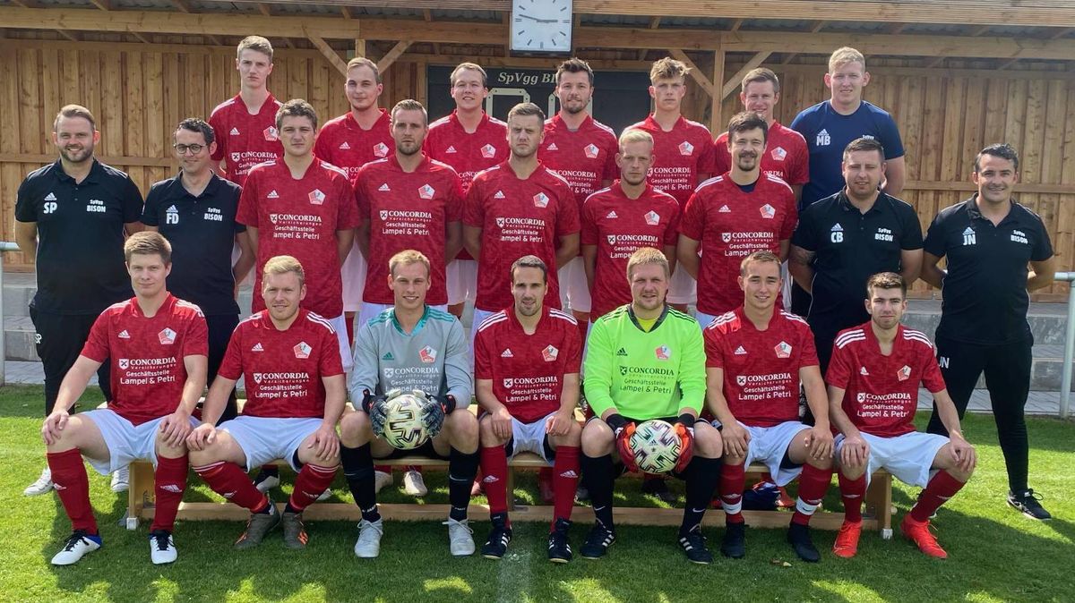Die Mannschaft der SpVgg Bison (hintere Reihe v.l.): Hannes Mangels, Niklas Behrens, Nico Albers, Jan Frederik Knips, Sebastian Barg, Jan Phillip Griemsmann, Nico Eschholz. Mittlere Reihe v.l.: Steven Petri, Felix Diers, Marcel Buck, Tobias Franz, Lennart Mangels, Marcel Franz, Christopher von Thaden, Christian Bartsch, Jan Henning Niehaus. Vorne v.l.: Lars Wisch, Malte Albohm, Steffen Wörmcke, Simon Weyts, Carl Hermann, Kilian Köster, Jobst MärkleEs fehlen: Falco Diers, Oliver Oest, Mathias Nintzel.