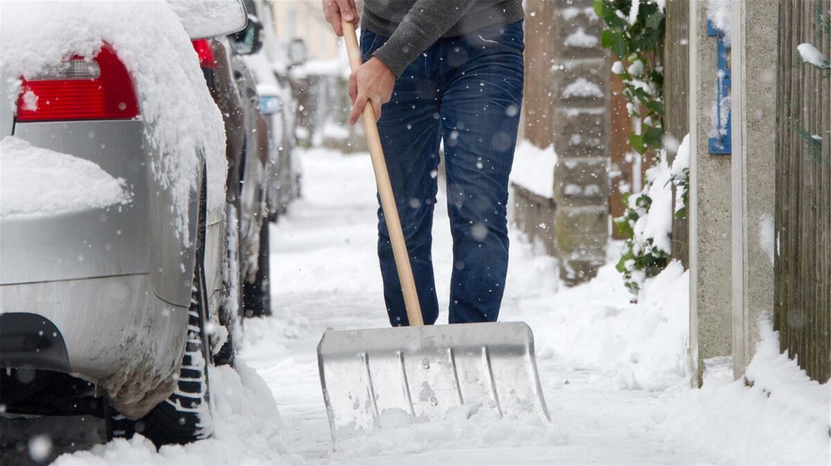 Die "weiße Pracht" freut nicht jeden: Eigentümer (und ihnen gleichgestellte Personen müssen bei Schneefall früh aus den Federn, um ihrer Räumpflicht nachzukommen. Foto: Tobias Hase/dpa