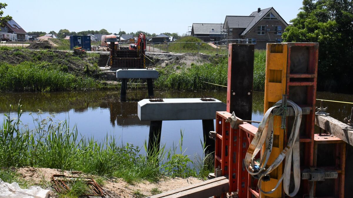 Im Baugebiet "Am Medembogen" entstehen nicht nur neue Radwege, sondern auch zwei Radwegbrücken. Auf Gerüchte, dass die bislang erstellte Konstruktion zu niedrig gebaut sei und neu errichtet werden müsse, reagiert jetzt der Stadtdirektor. Foto: Schröder