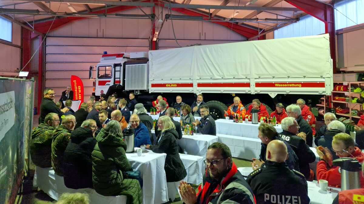 Rund 70 Gäste aus Politik, Blaulichtfamilie und Katastrophenschutz kamen in die Fahrzeughalle der DLRG-Ortsgruppe Cuxhaven, um die neue Ergänzung des Fuhrparks in Augenschein zu nehmen. Foto: Larschow