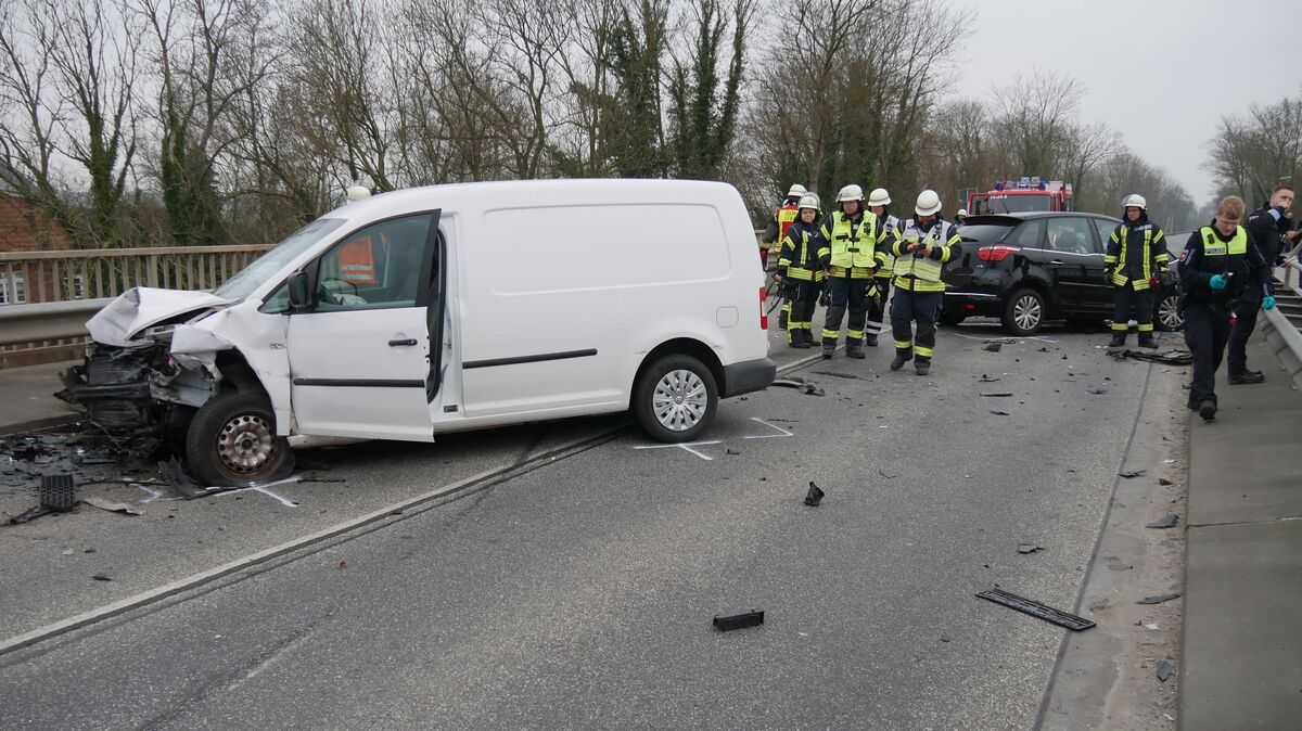 Viele Einsatzkräfte von Feuerwehren, Rettungsdienst und Polizei sind nach dem Unfall vor Ort. Die B495 wird mehrere Stunden voll gesperrt. Foto: Lange