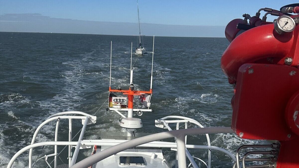 Die "Bernhard Gruben" von der Station Hooksiel nimmt die Segelyacht in Schlepp. Foto: DGzRS - Die Seenotretter