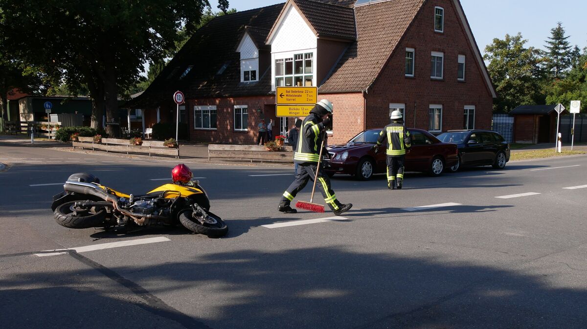 Die Feuerwehr sichert die Unfallstelle, beseitigt ausgelaufene Betriebsstoffe und reinigt die Fahrbahn. Foto: Lange