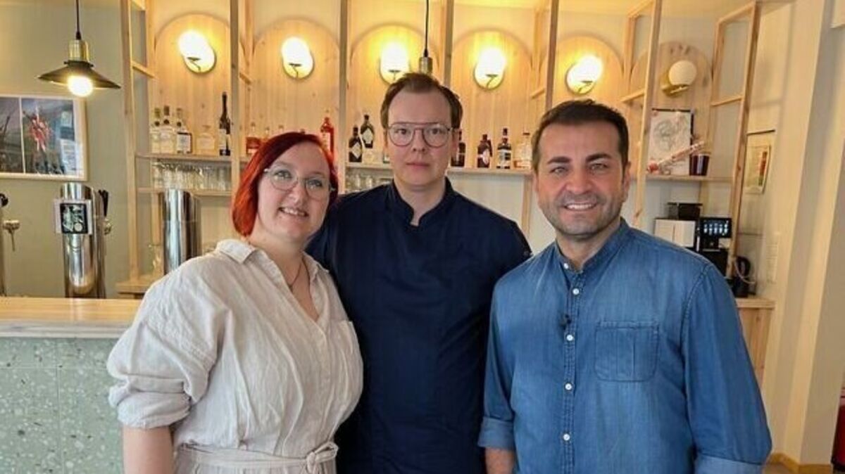 Moderator und Profikoch Ali Güngörmüş besuchte das Ehepaar Leddin vor dem großen Abend – gemeinsam wurde ein Brennnessel-Risotto zubereitet. Foto: Just Friends Productions