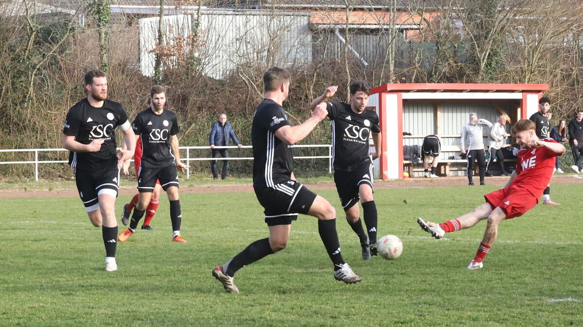 Jan-Lukas Mergard zieht ab und trifft unhaltbar zum umjubelten 1:1-Ausgleichstreffer ins Tor von TuS Harsefeld II. Am Ende blieb es beim verdienten 1:1-Remis. Foto: Witthohn