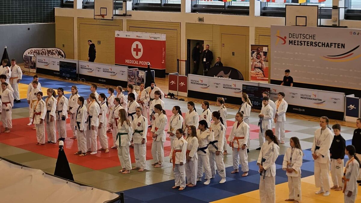In der Gelsenkirchener Sportarena stellten sich die Aktiven vor Beginn der Deutschen Meisterschaften im JuJutsu auf. Foto: Rot-Weiss Cuxhaven