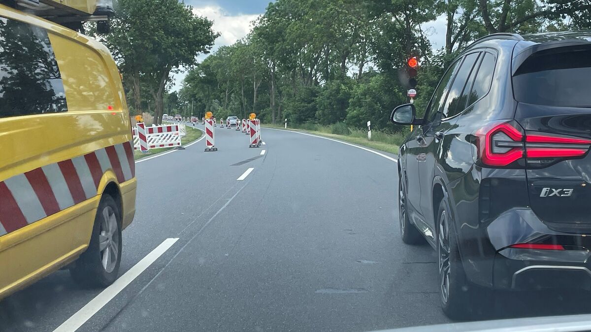 Die Bundesstraße 73 im Bereich Otterndorf-Schmeelweg ist zurzeit halbseitig gesperrt. Es ist eine Maßnahme des Wasserver­versorgungs­verbands Land Hadeln. Foto: Lütt