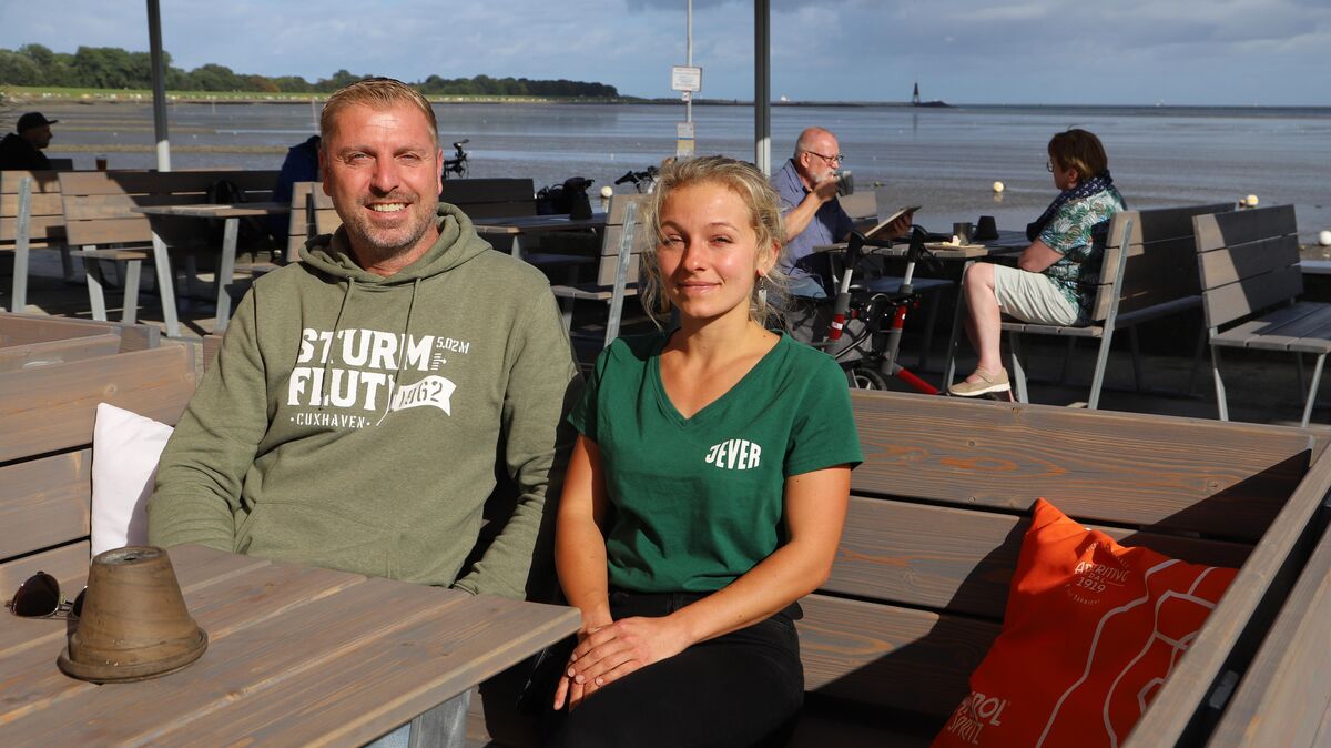 Der Cuxhavener Gastronom Jan Fitter, hier mit der Betriebsleiterin der "BuchtBude" Sabrina Brüning, blickt auf eine gute erste Saison in der Grimmershörnbucht zurück. Foto: Witthohn