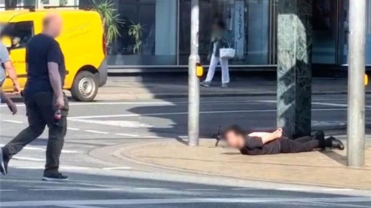 Aufgenommen vor der Festnahme des 21-jährigen Attentäters: Er wartet auf die Polizei. Foto: privat
