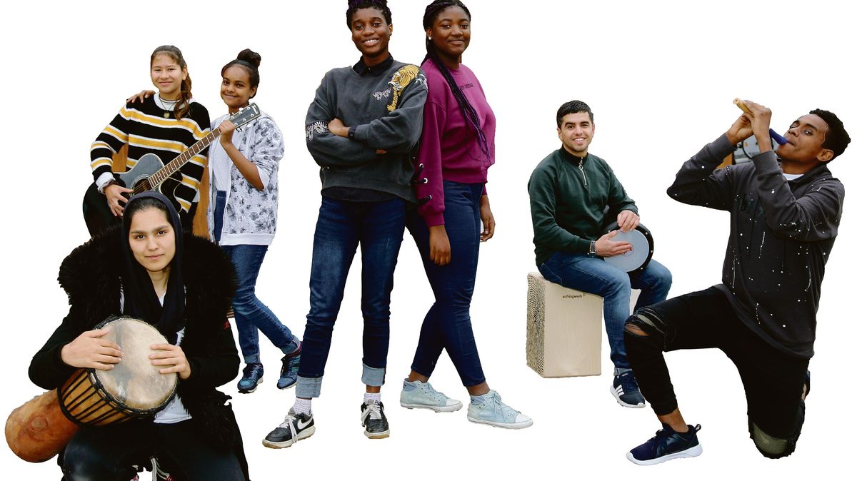 Die afrikanischen Mädchen Claudia und Ruthi (Mitte) üben seit September vergangenen Jahres für ihren ersten Auftritt. Auch Amelie, Mashael und Rubina (links) sind dabei. Hammad und Mohamed lieben es zu musizieren. Allesamt wollen sie dem Publikum zeigen: Musik ist die Sprache, die jeder versteht. Foto: Monsees