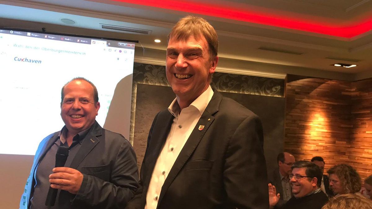 Freude bei Kai-Uwe Bielefeld: Er wurde erneut zum Landrat gewählt. Foto: Reese-Winne