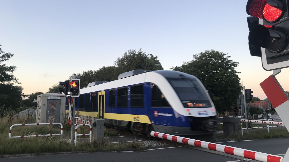 Bahnübergang an der Robert-Koch-Straße: Noch rauschen die Züge nach Bremerhaven und Cuxhaven hier ohne Halt durch. Archivfoto: Reese-Winne