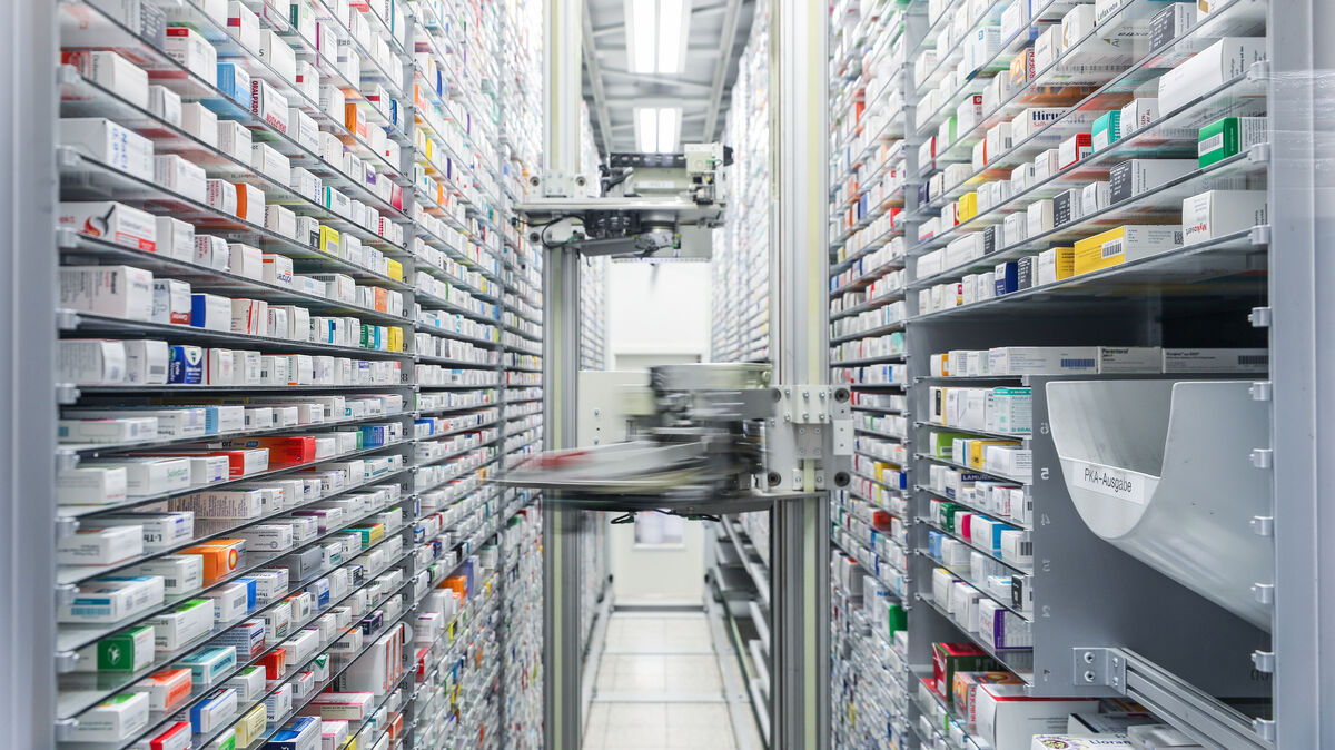 Aktuell greifen die automatisierten Medikamentenlager der Apotheken noch nicht gänzlich ins Leere. Aber bei einigen Arzneimitteln gibt es bereits akute Engpässe. Foto: Jan Woitas/dpa