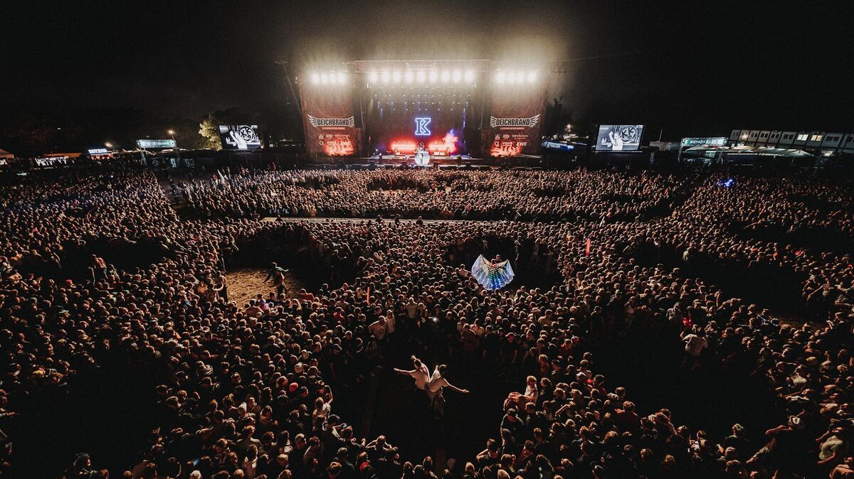 Tausende Besucher kamen am Freitagabend zu Kraftklub an die Fire Stage. Die Band sorgte für einen unvergesslichen Auftritt. Foto: Ulf Duda/Deichbrand