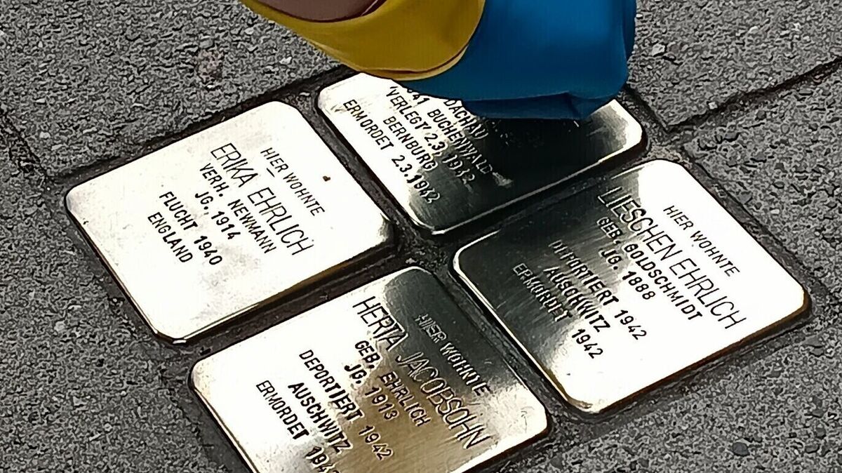 In der Poststraße 11 liegen vier Stolpersteine (Foto) für Leo und Lieschen Ehrlich und deren Tochter Herta und Erika. Nur Erika überlebte. Im selben Haus lebte die jüdische Familie Blumenthal, an deren Mitglieder ebenfalls vier Stolpersteine erinnern. Fotos: Henning