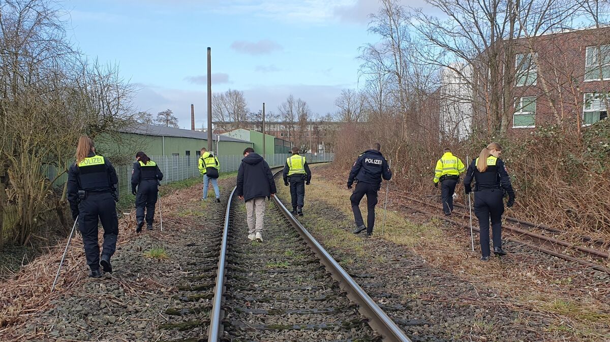 Beamte der Stader Mordkommission sowie Bereitschaftskräfte aus Lüneburg durchkämmten die Gleise am Güterbahnhof. Foto: Polizei