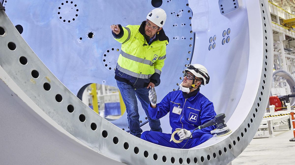 Seit dem Produktionsstart von Siemens Gamesa sind im Cuxhavener Turbinenwerk Mitarbeiter der Muehlhan Deutschland GmbH tätig. Sie sorgen für den Korrosionsschutz zum Beispiel im Bereich der Schraubverbindungen. Außerdem wird beim Transport beschädigte Lackierung ausgebessert. Im geplanten neuen Werk will Muehlhan gut 100 Leute beschäftigen. Fotos: Sassen/Redaktion