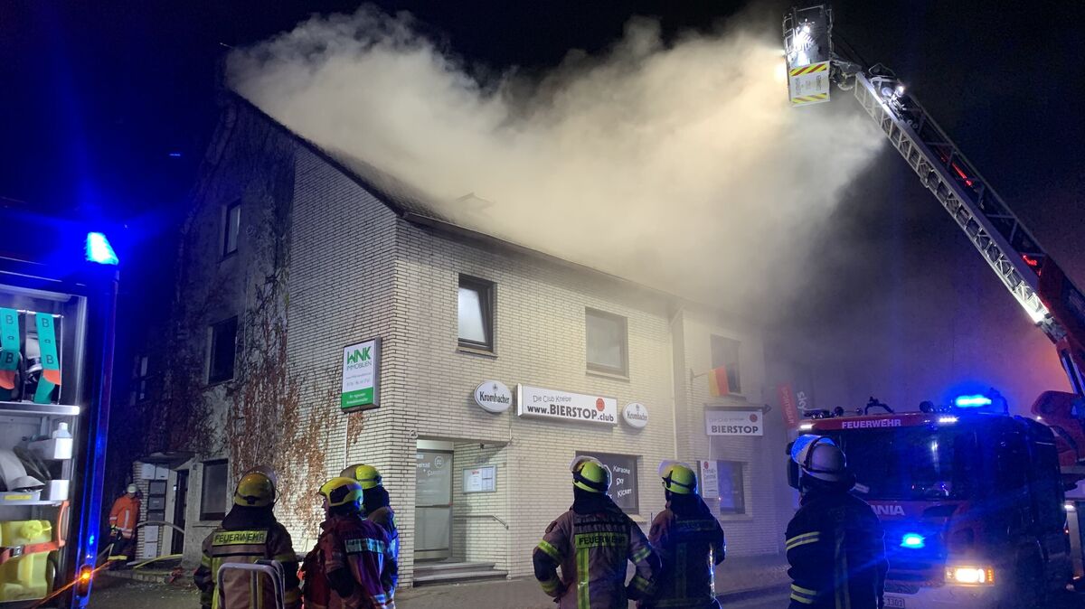 Dichter Rauch quillt aus dem Haus an der Hauptstraße. Nach 20 Minuten hat die Feuerwehr den Brand unter Kontrolle. Foto: Kuczorra