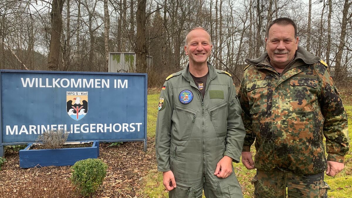 Der damalige Pilot, Fregattenkapitän Stephan S., mit dem Hubschraubereinsatzoffizier Korvettenkapitän Thorsten K. beim MFG 5 in Nordholz. Foto: May