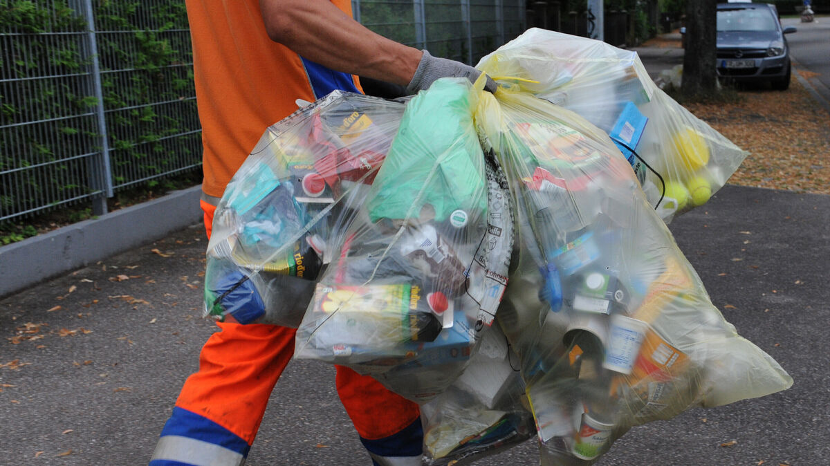 Der Streik im Kreis Cuxhaven führt zu Verzögerungen bei der Abholung von Papier, Pappe und den Gelben Säcken. Foto: Patrick Seeger/ dpa