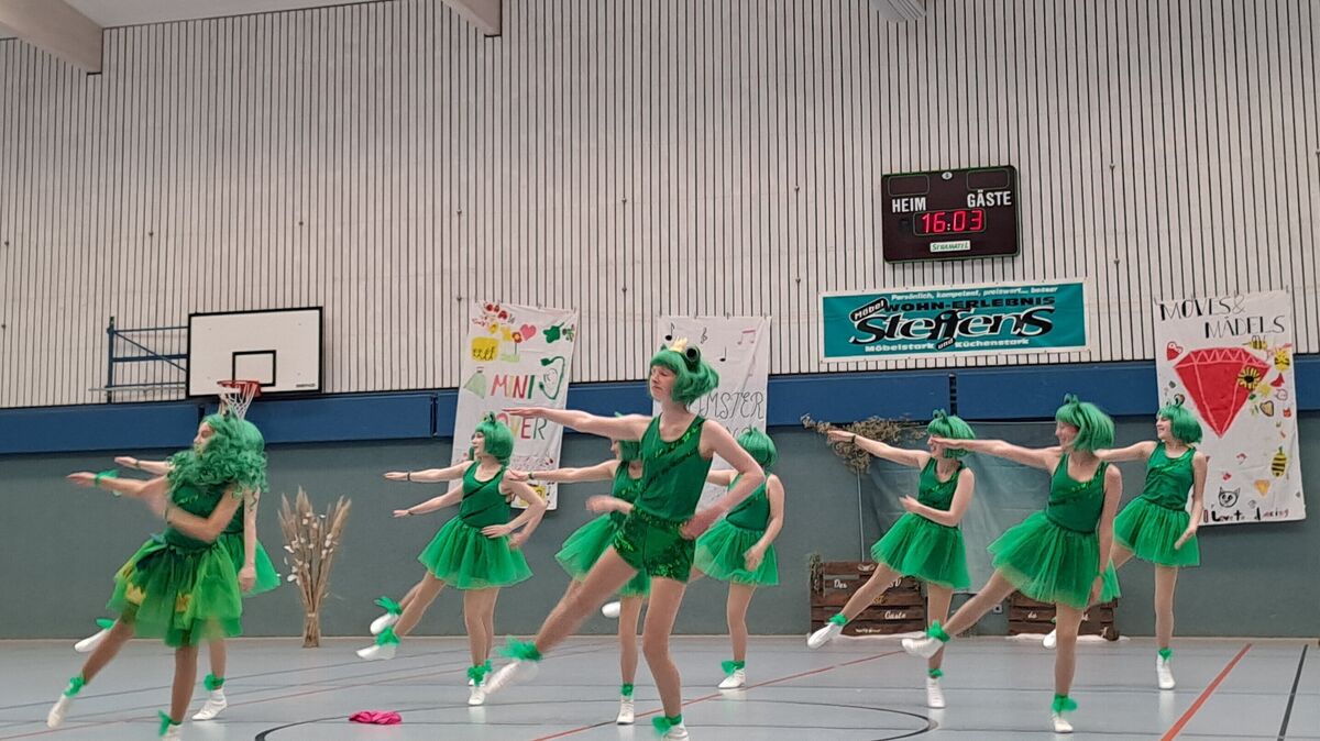 Die Gardegruppe des TSV Hollen präsentiert einen Showtanz zum Thema Froschkönig. Es ist die einzige Gardegruppe in der Börde Lamstedt. Foto: Rutzen