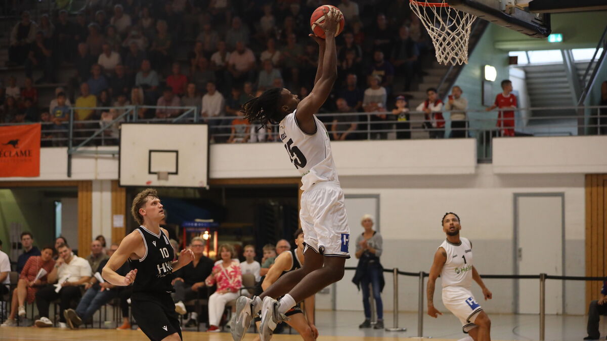 Kyron Jerome Kelly sorgte schon früh im Spiel für spektakuläre Aktionen: In dieser Szene stopft er den Ball nach Pass von Deon McDuffie in den Korb. Insgesamt erzielte der US-Amerikaner 36 Punkte in seinem ersten Spiel für die BasCats. Foto: Unruh
