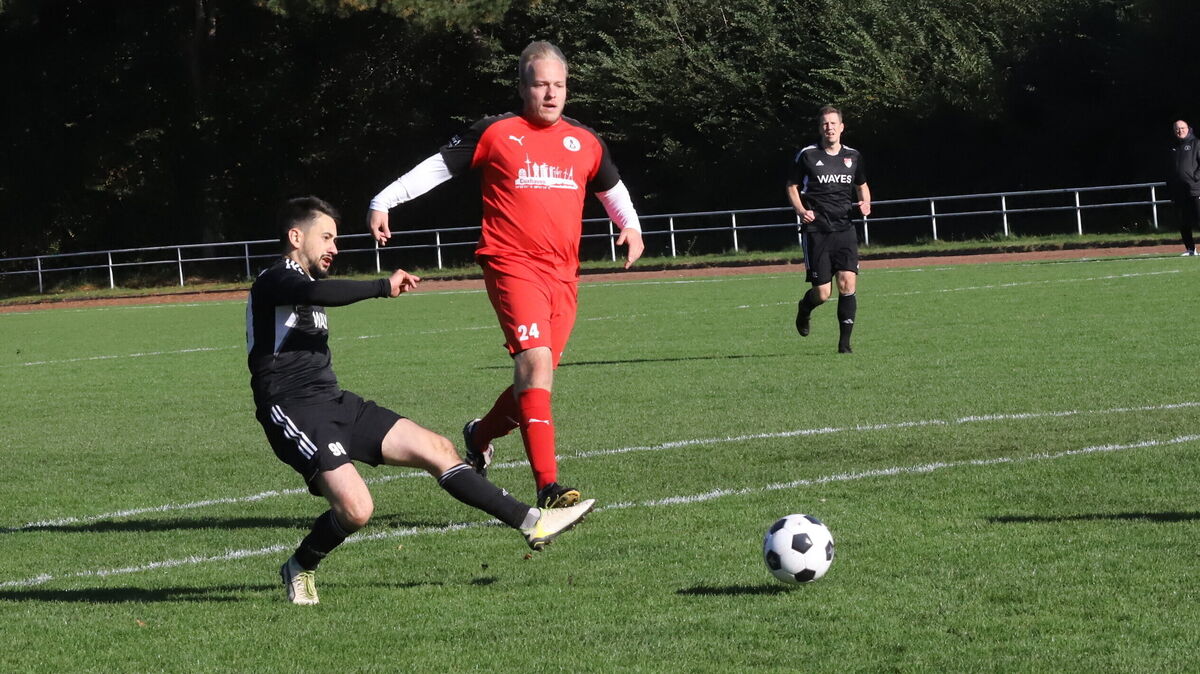 Chance für Diego Ramilo-Giraldez (schwarzes Trikot) vom TSV Altenwalde II, Daniel Berends von Rot-Weiss kann nur noch zuschauen. Die TSVer ließen Rot-Weiss Cuxhaven II beim 8:1-Erfolg keine Chance. Foto: Witthohn