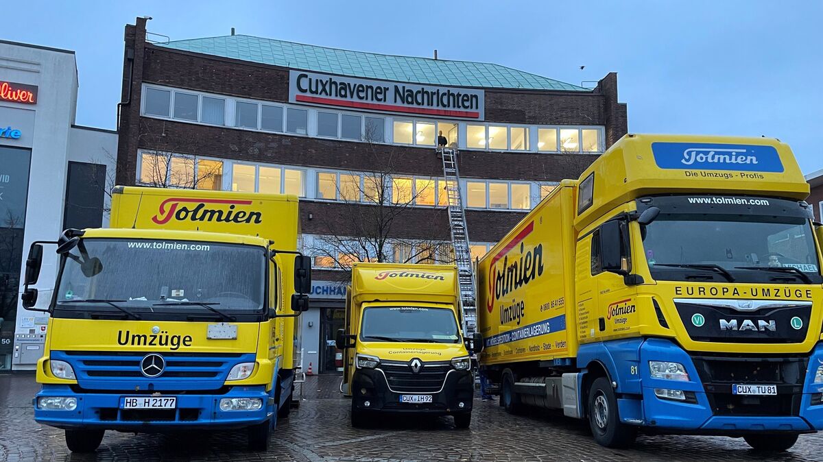 Die Firma Tolmien hat gegen 6.30 Uhr mit den Umzugsarbeiten beim Verlagshaus am Kaemmererplatz begonnen. Foto: Lütt